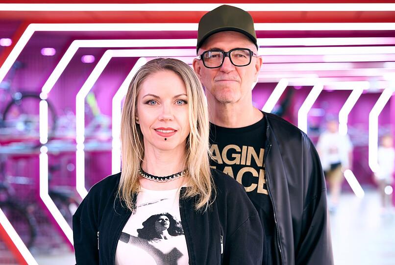 Schafft das Techno-Paar Dr. Motte und Ellen Dosch-Roeingh das Comeback der fr&uuml;heren Loveparade in Berlin unter neuem Namen? Der Dokumentarfilm "Love is stronger" begleitet das Projekt von 2022 bis 2025 und erz&auml;hlt die Geschichte der Techno-Kultur.