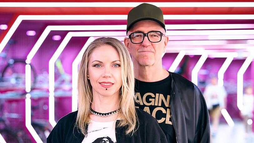 Schafft das Techno-Paar Dr. Motte und Ellen Dosch-Roeingh das Comeback der fr&uuml;heren Loveparade in Berlin unter neuem Namen? Der Dokumentarfilm "Love is stronger" begleitet das Projekt von 2022 bis 2025 und erz&auml;hlt die Geschichte der Techno-Kultur.