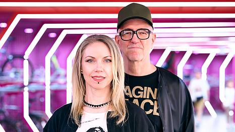 Schafft das Techno-Paar Dr. Motte und Ellen Dosch-Roeingh das Comeback der fr&uuml;heren Loveparade in Berlin unter neuem Namen? Der Dokumentarfilm "Love is stronger" begleitet das Projekt von 2022 bis 2025 und erz&auml;hlt die Geschichte der Techno-Kultur.