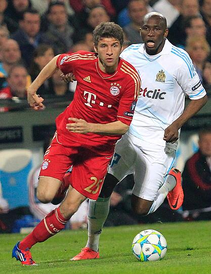 Der FC Bayern gewinnt in einem mäßigen Spiel souverän mit 2:0 bei Olympique Marseille und kann fürs Halbfinale gegen Real Madrid planen. Schweinsteiger holt sich Gelbsperre fürs Rückspiel - sehen Sie hier die Bilder...