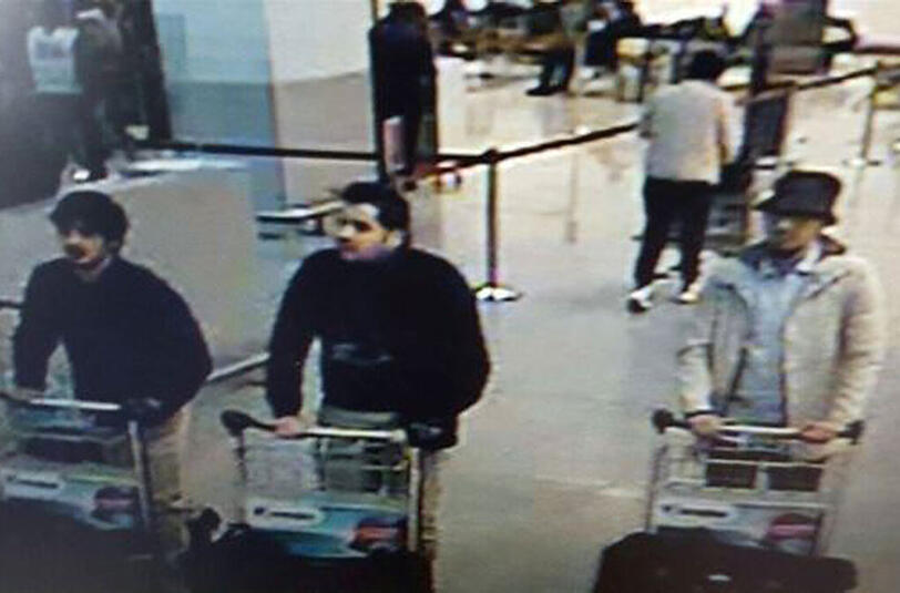 Die Terrorattentäter von Brüssel (l., Najim Laachraoui & m., Ibrahim El Bakraoui ): Einer von ihnen soll zuvor im EU-Parlament gearbeitet haben. Rechts: Ein unbekannter Verdächtiger, nach dem derzeit noch gefahndet wird.
