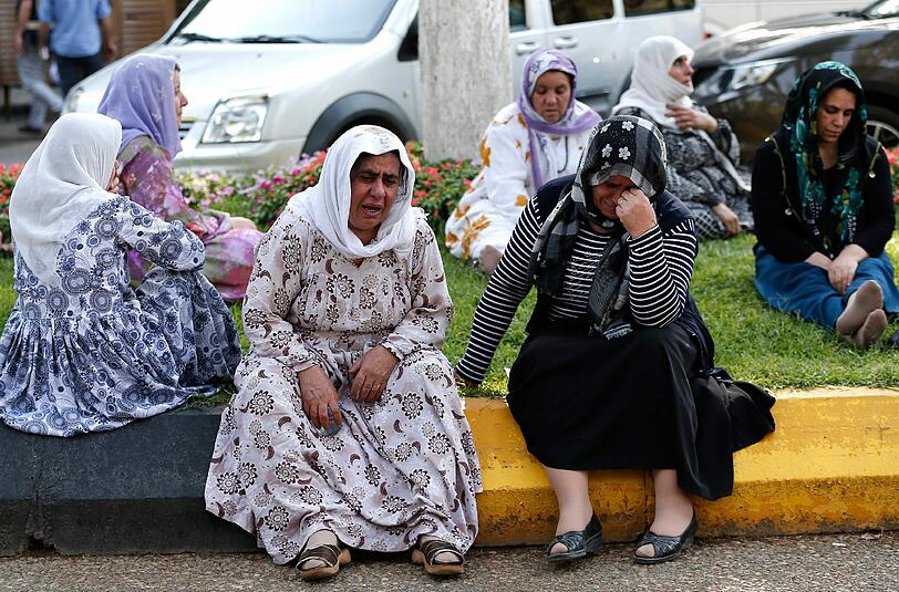 Schock in in der Großstadt Gaziantep: Ein Selbstmordattentäter stürmte eine Hochzeitsfeier - Angehörige trauern um die Toten.