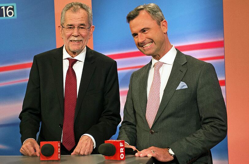 FPÖ-Kandidat Norbert Hofer (R) und Alexander Van der Bellen während des TV-Duells.