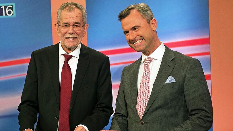 FPÖ-Kandidat Norbert Hofer (R) und Alexander Van der Bellen während des TV-Duells. FPÖ-Kandidat Norbert Hofer (R) und Alexander Van der Bellen während des TV-Duells.