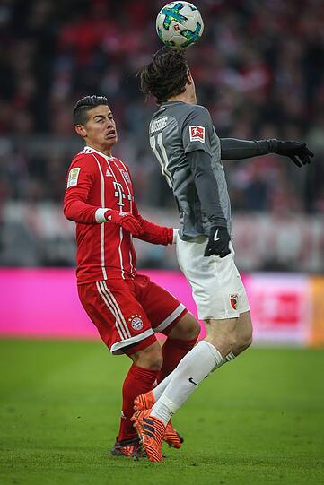 JAMES RODRÍGUEZ NOTE 2:
Heynckes setzte den Kolumbianer wie schon in Dortmund im zentralen Mittelfeld ein, etwas hängend, um viele Ballkontakte zu bekommen. Und wieder überzeugte James. Tolle Übersicht, technisch anspruchsvolle Zuspiele. Höhepunkt: Sein Heber-Pass, den Vidal an die Unterkante der Latte köpfte (51.).