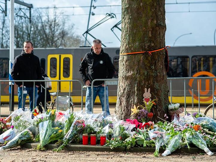 Trauernde in der Nähe des Anschlagsorts in Utrecht.