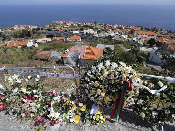 Blumen liegen an der Unfallstelle in Gedenken an das Busunglück.
