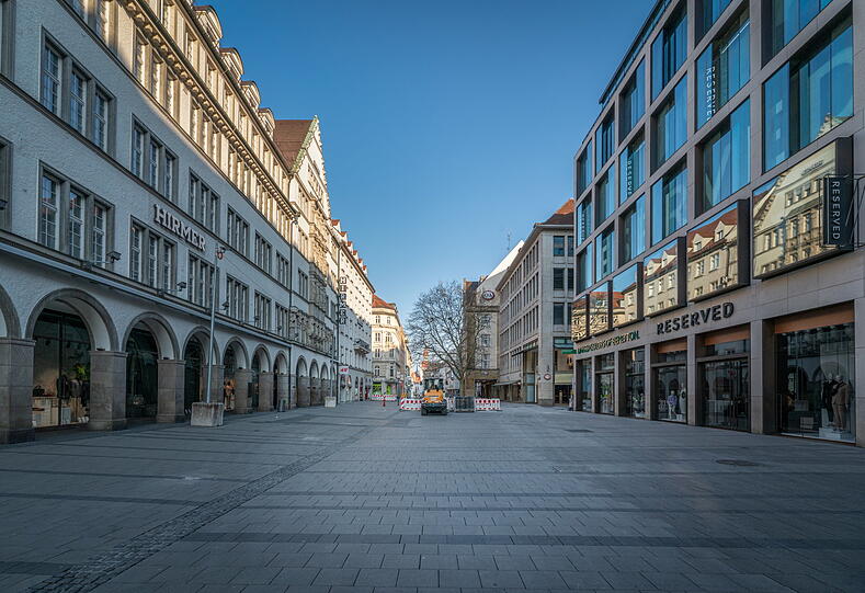 Knapp vier Wochen nachdem Kanzlerin Angela Merkel die Bürger bittet, "auf soziale Kontakte zu verzichten", steht Fotograf Max Ott hier in der Kaufingerstraße. Es ist der 7. April, ein Dienstagnachmittag, um 17.24 Uhr.