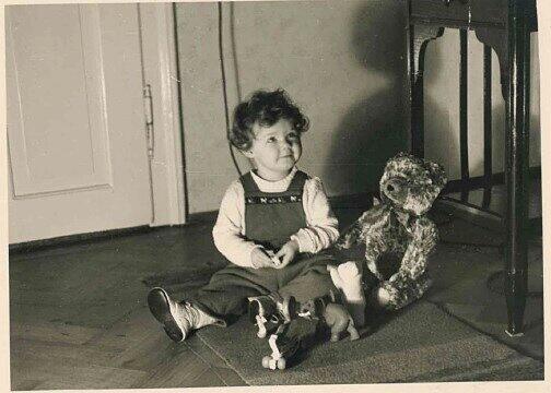 Die erste große Liebe: Susanne 1954 mit Teddy. Den gibt es heute noch, er hat aber viel von seinem einstigen Flaum eingebüßt.