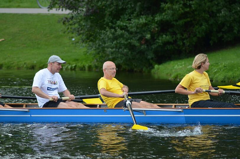 In einem Boot: Münchens Sportamtsleiter Thomas Urban (links) und vor ihm sein Chef, der Sportreferent Rainer Schweppe. Sie rudern mit Caro Schweimer von der Rudergesellschaft München.