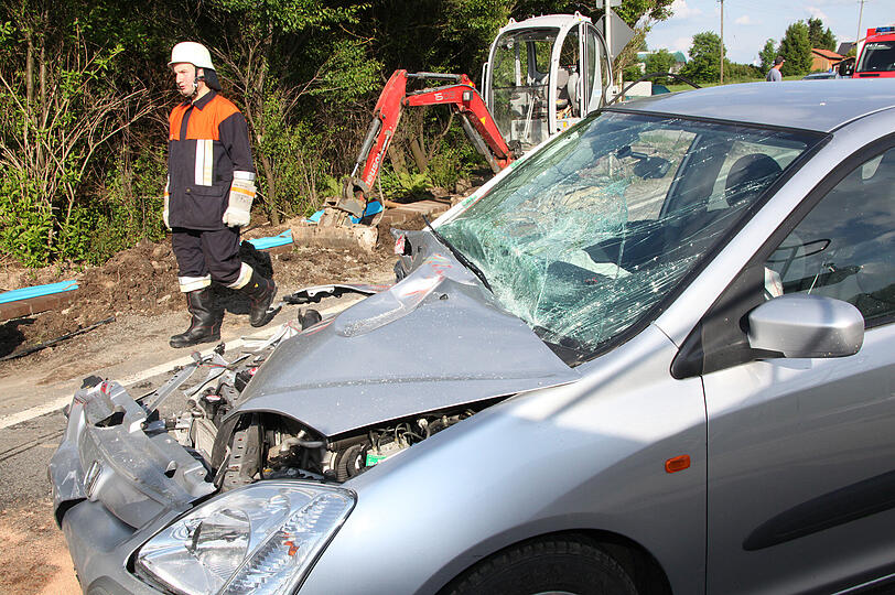 Heftiger Unfall: Ein Frau kracht in einen Traktoranhänger. Die Bilder!