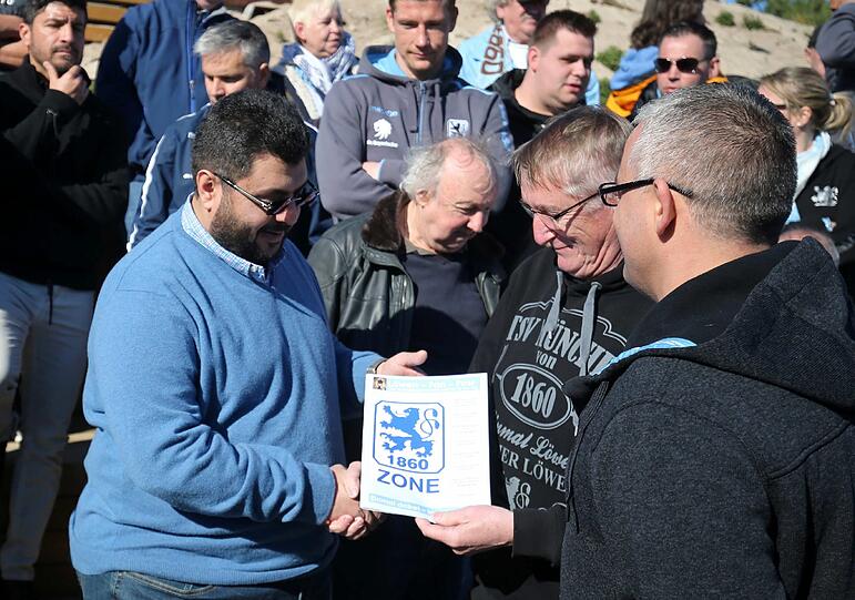 Am Montagmittag kam Löwen-Investor Hasan Ismaik im Trainingslager des TSV 1860 an und sprach zuerst mit Fans und Trainer Vitor Pereira. Die Bilder vom Besuch.