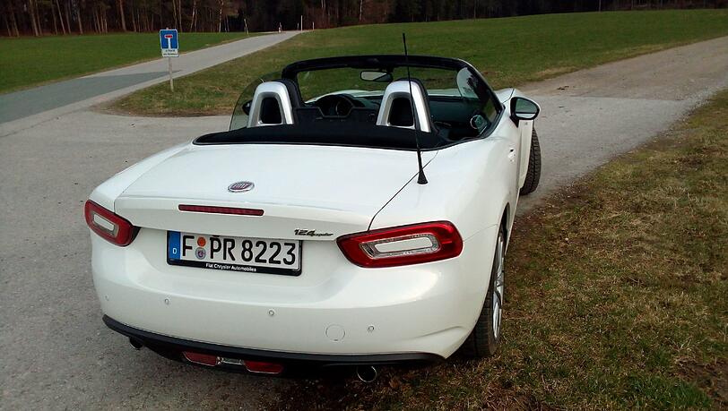 Kurz und knackig ist der Heckabschluss ausgefallen, wie es sich für einen echten Roadster gehört. Kurz und knackig ist der Heckabschluss ausgefallen, wie es sich für einen echten Roadster gehört.