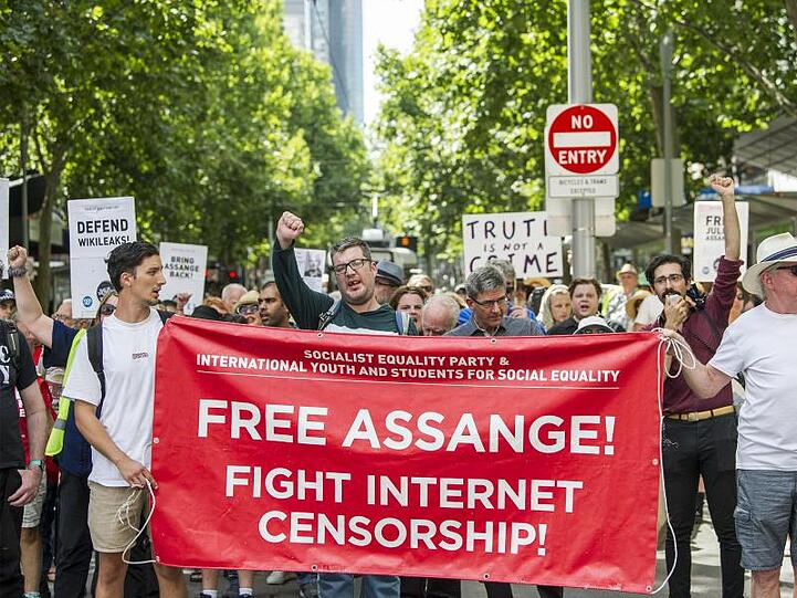 Anhänger des Wikileaks-Gründers Julian Assange demonstrieren in Melbourne gegen dessen Auslieferung an die USA.