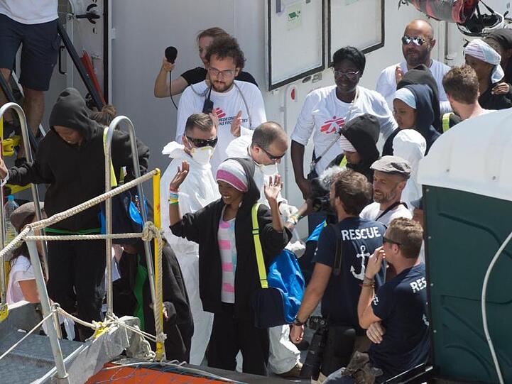 Migranten warten darauf, in Malta von Bord der "Aquarius" zu gehen.
