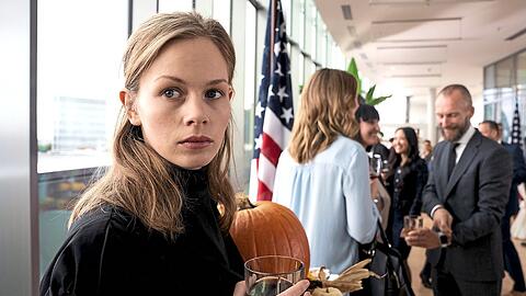 Emily Fisher (Emilia Bernsdorf) ist in den Augen ihrer Eltern "systemfeindlich", weil zu USA-kritisch.