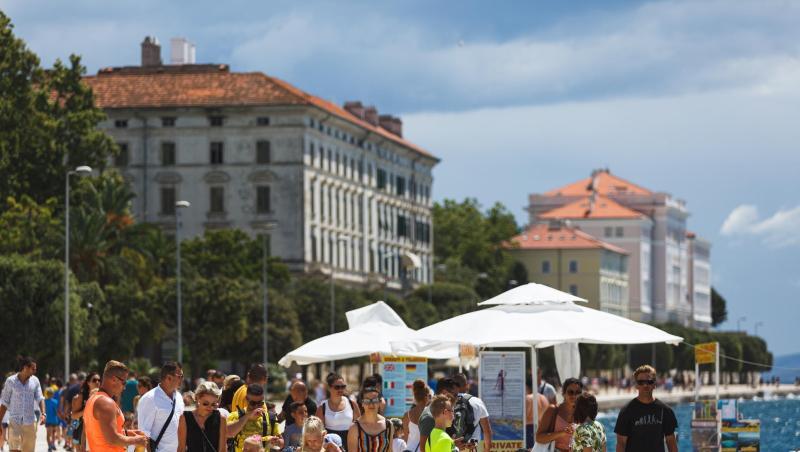 Touristen spazieren an der Uferpromenade in Zadar entlang. Ganz Kroatien gilt ab Samstag als Risikogebiet.