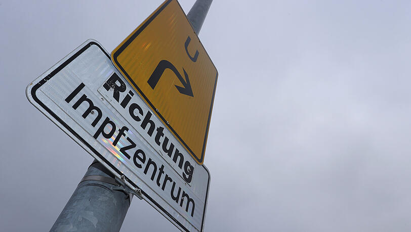 Ein Umleitungsschild weist in Sonthofen auf ein Impfzentrum hin. Die Inzidenz im Oberallgäu nähert sich der 1.000er Grenze.