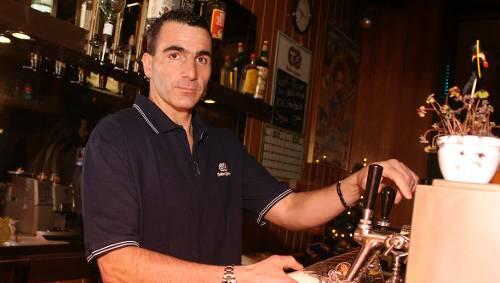 Zapft sich jetzt erstmals ein Frustbier: Münchens Kultboxer Armin Dollinger, dessen Gegner Thomas Ulrich den Fight gegen ihn wegen einer Erkältung absagte. Zapft sich jetzt erstmals ein Frustbier: Münchens Kultboxer Armin Dollinger, dessen Gegner Thomas Ulrich den Fight gegen ihn wegen einer Erkältung absagte.