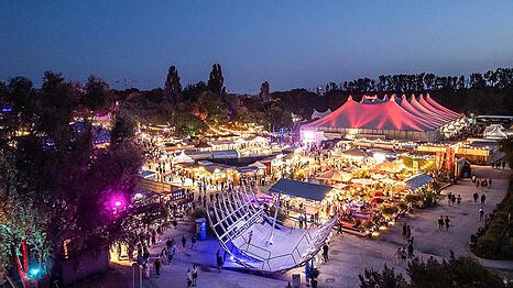 Tollwood bei Nacht - eine eindrucksvolle Stimmung.