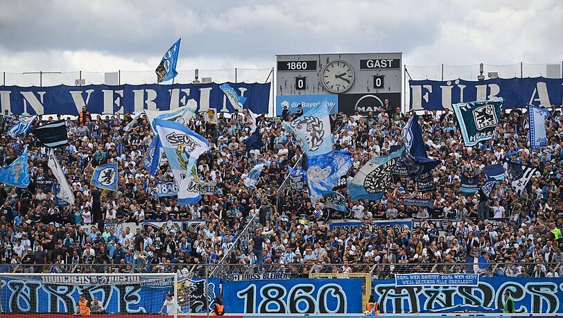 Die noch unüberdachte Westkurve des Grünwalder Stadions. Die noch unüberdachte Westkurve des Grünwalder Stadions.