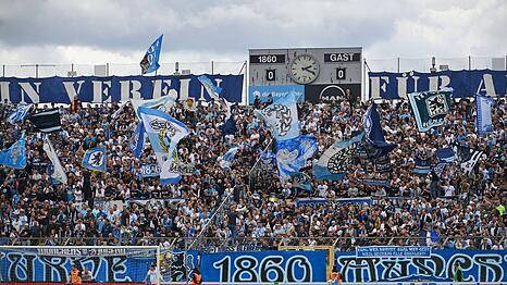 Die noch unüberdachte Westkurve des Grünwalder Stadions.