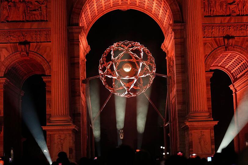 Das olympische Feuer in Mailand.