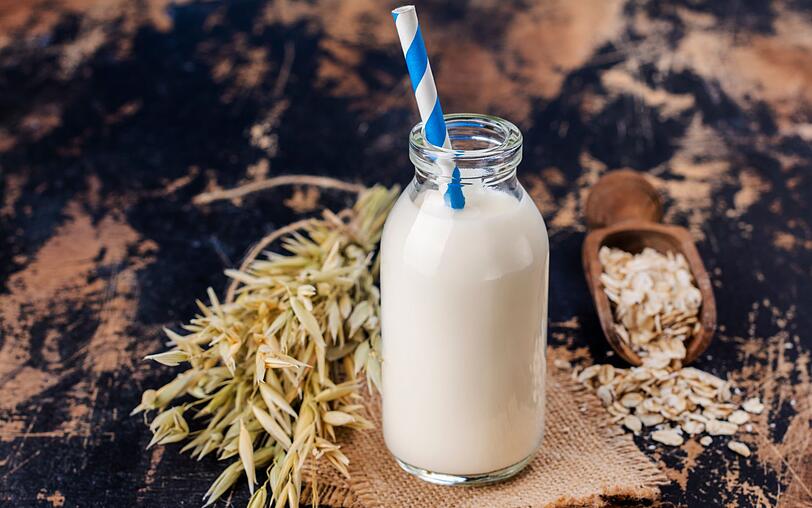 Ob Laktoseintoleranz oder Veganismus: Es gibt verschiedene Gründe, weswegen Menschen auf herkömmliche Kuhmilch verzichten. Gerade beim Backen bieten sich dafür viele Alternativen: am besten eigenen sich Pflanzendrinks aus Hafer, Soja, Mandel oder Reis. Aber auch Wasser kann notfalls die benötigte Flüssigkeit ersetzen. Bei fruchtigem Gebäck können Sie stattdessen auf die gleiche Menge Orangensaft zurückgreifen. Ob Laktoseintoleranz oder Veganismus: Es gibt verschiedene Gründe, weswegen Menschen auf herkömmliche Kuhmilch verzichten. Gerade beim Backen bieten sich dafür viele Alternativen: am besten eigenen sich Pflanzendrinks aus Hafer, Soja, Mandel oder Reis. Aber auch Wasser kann notfalls die benötigte Flüssigkeit ersetzen. Bei fruchtigem Gebäck können Sie stattdessen auf die gleiche Menge Orangensaft zurückgreifen.