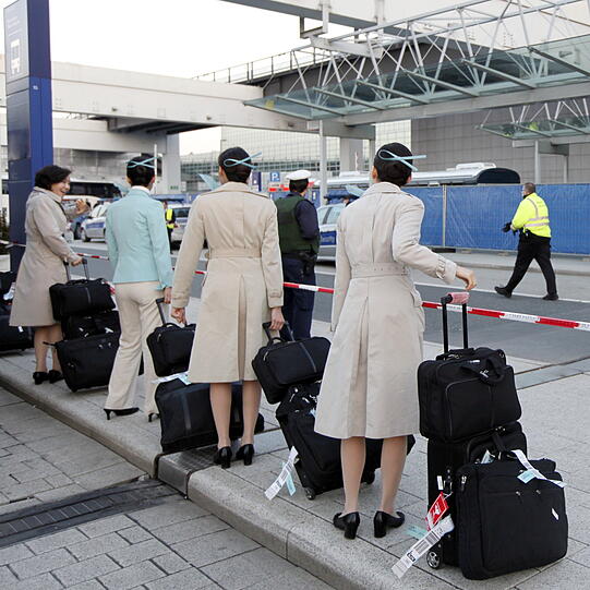 Während die Polizei den US-Militärbus am Terminal II untersucht, müssen die Stewardessen warten.