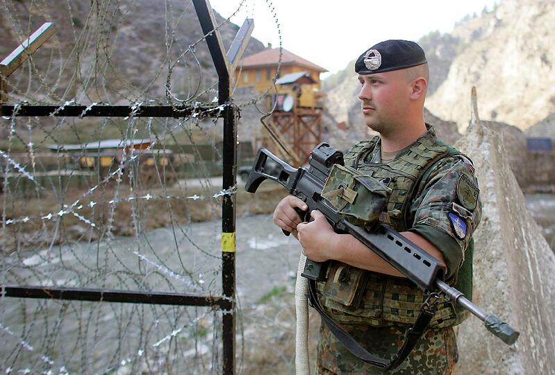 Nach dem blutigen Bürgerkrieg im Kosovo Ende der 90er Jahre, ist die Kosovo Force (KFOR)mit 1.266 deutschen Einsatzkräften für die Sicherheit auf dem Balkan unterwegs.
