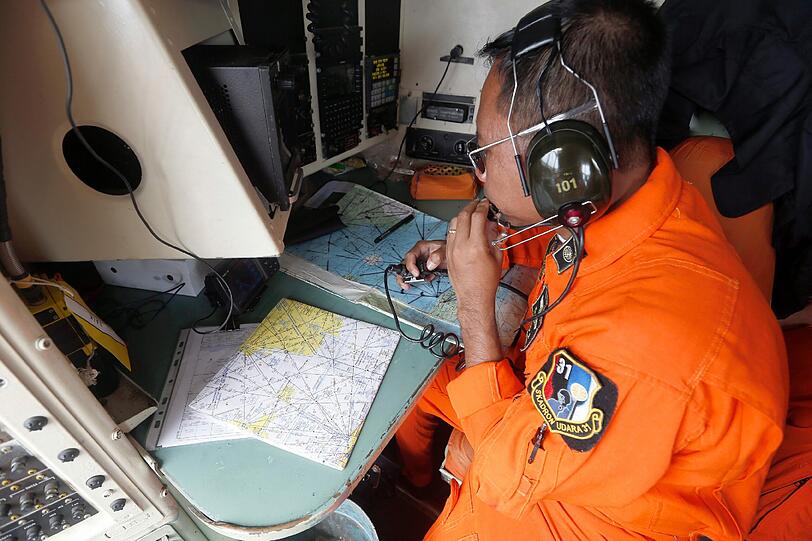 Suchtrupps haben Wrackteile der vermissten AirAsia-Maschine entdeckt. Die Maschine stürzte ins Meer.