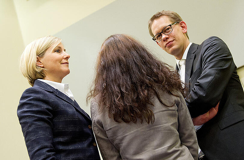Die Angeklagte Beate Zschäpe (m.) und ihre Anwälte Anja Sturm (l.) und Wolfgang Heer (r.). (Archivbild)
