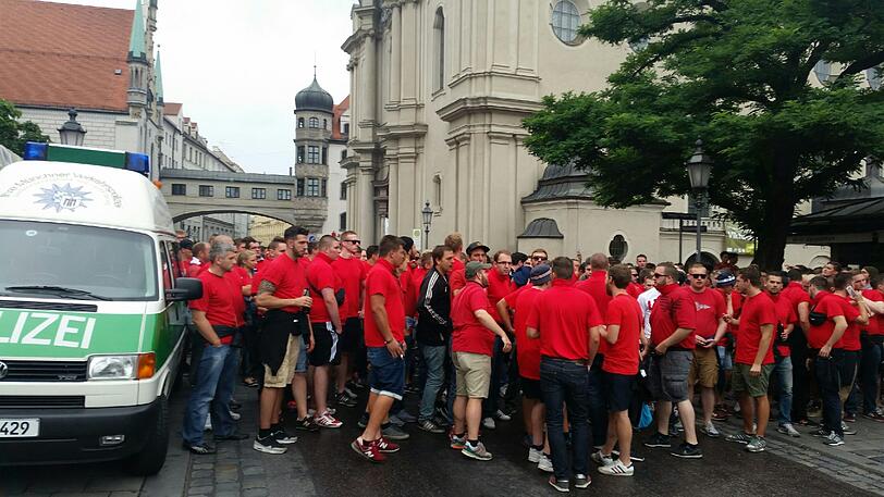 Derby-Stimmung in München: Unter Beobachtung der Polizei versammelten sich die Bayernfans am Vormittag im Tal. Vor dem Grünwalder Stadion kamen die Löwenfans dazu. Rund Tausend Polizisten sind im Einsatz.