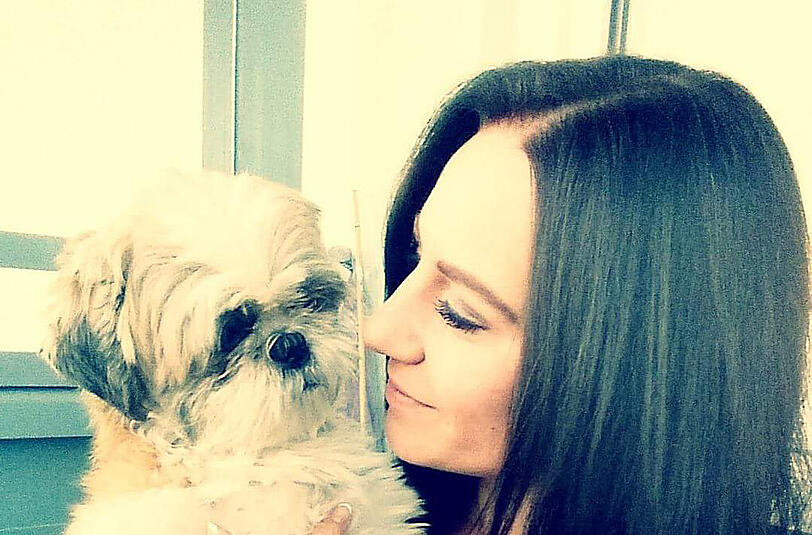 Sabrina Macha mit ihrem Hund Timo.