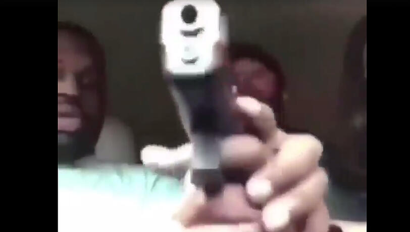 Ein Screenshot aus dem Video. Wenige Sekunden später löst sich der Schuss. Ein Screenshot aus dem Video. Wenige Sekunden später löst sich der Schuss.