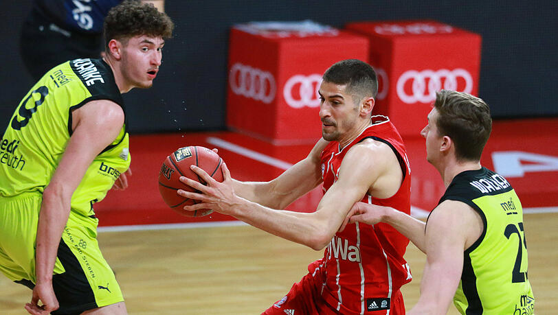 Bayern-Spieler Diego Flaccadori (Mitte) behauptet sich gegen die Bayreuther Kay Bruhnke (links) und David Walker.