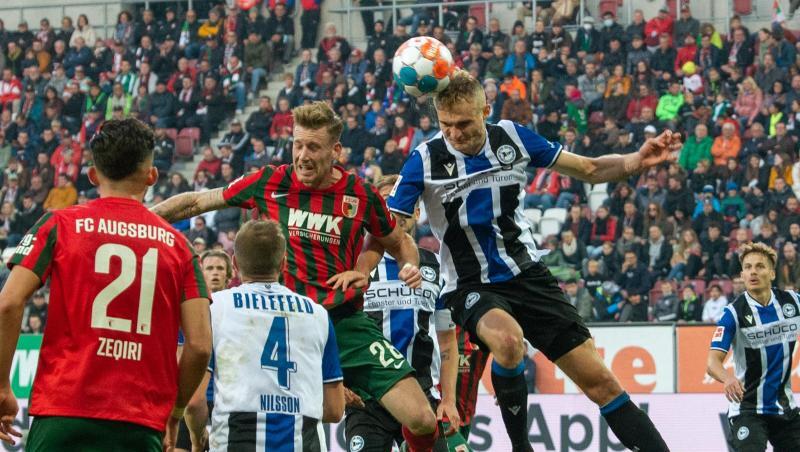 Augsburgs Andre Hahn (hinten, l) und Bielefelds Amos Pieper im Kopfballduell.