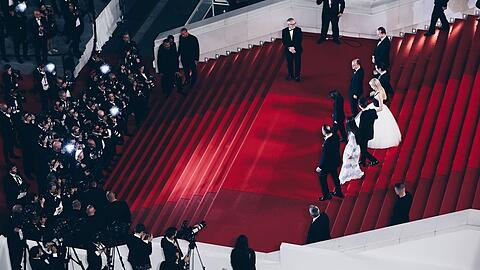 Magisch, abgeschirmt, förmlich, glamourös: der rote Teppich am Palais du Festival.
