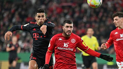 Dynamisches Debüt: Bei seinem ersten Spiel im Bayern-Dress im Pokal-Achtefinale bei Mainz 05 zeigt João Cancelo (l., hier gegen Aaron Martin) schon seine Extraklasse.