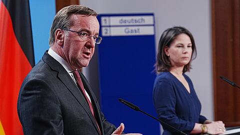 Verteidigungsminister Boris Pistorius und Außenministerin Annalena Baerbock geben ein Pressestatement im Auswärtigen Amt in Berlin zu den Evakuierungen im Sudan.