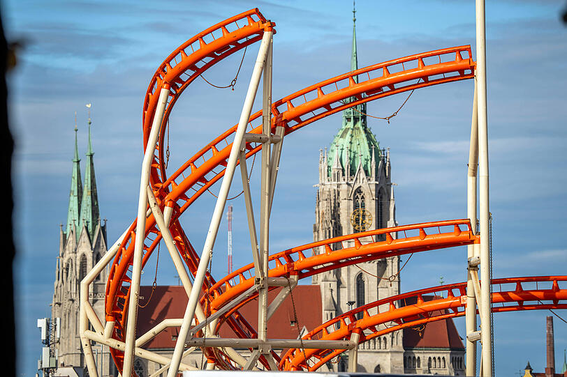 Teile des Fahrgeschäfts des Olympia-Loopings sind bereits abgebaut, im Hintergrund ist die Paulskirche auf der Theresienwiese zu sehen.