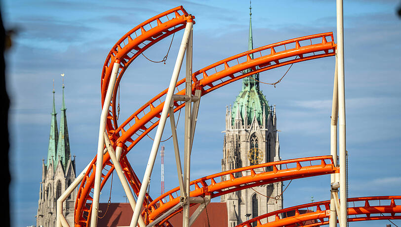 Teile des Fahrgeschäfts des Olympia-Loopings sind bereits abgebaut, im Hintergrund ist die Paulskirche auf der Theresienwiese zu sehen.