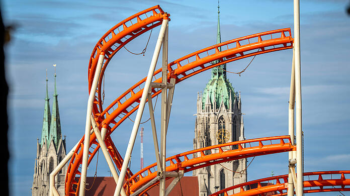Teile des Fahrgeschäfts des Olympia-Loopings sind bereits abgebaut, im Hintergrund ist die Paulskirche auf der Theresienwiese zu sehen.