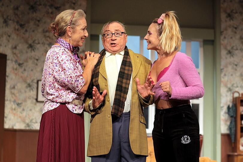 Lisbeth Krause (Irene Schwarz, links), Karl Göbel (Stefan Preiss) und Carmen Krause (Luana Bellinghausen).