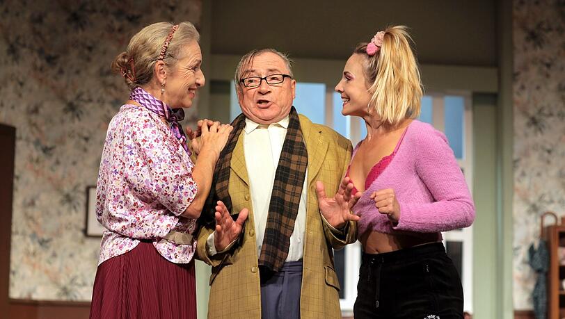 Lisbeth Krause (Irene Schwarz, links), Karl Göbel (Stefan Preiss) und Carmen Krause (Luana Bellinghausen). Lisbeth Krause (Irene Schwarz, links), Karl Göbel (Stefan Preiss) und Carmen Krause (Luana Bellinghausen).