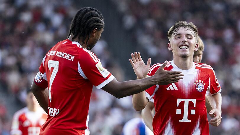 Lennart Karl (r) jubelt nach seinem wunderbaren Treffer aus der Distanz. Serge Gnabry (l) gratuliert dem Youngster.