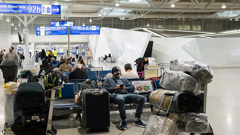 Am Flughafen Athen und anderen Airports Griechenlands m&uuml;ssen Reisende warten. (Archivbild)
