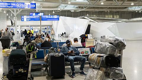 Am Flughafen Athen und anderen Airports Griechenlands m&uuml;ssen Reisende warten. (Archivbild)