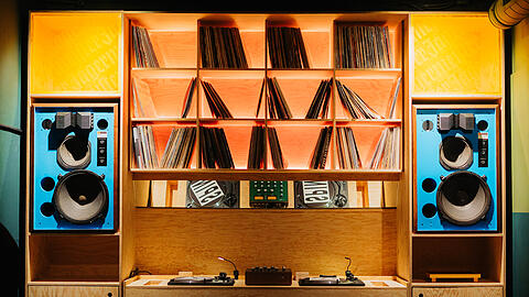 Die Hi-Fi-Soundanlage ist das Herzst&uuml;ck der Bar. Sie erf&uuml;llt den Raum mit einem warmen, klaren Klang.