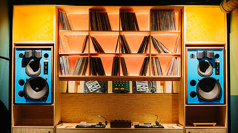 Die Hi-Fi-Soundanlage ist das Herzst&uuml;ck der Bar. Sie erf&uuml;llt den Raum mit einem warmen, klaren Klang.